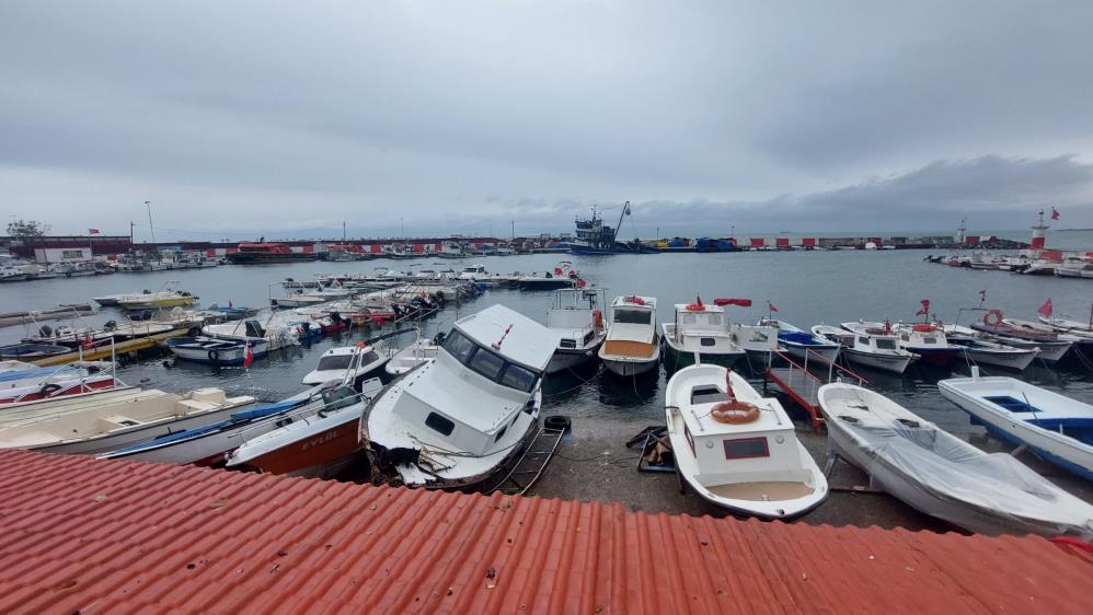 Marmara’da deniz ulaşımına poyraz engeli Marmara Denizi’nde etkili olan poyraz fırtınası, deniz ulaşımında aksamalara neden