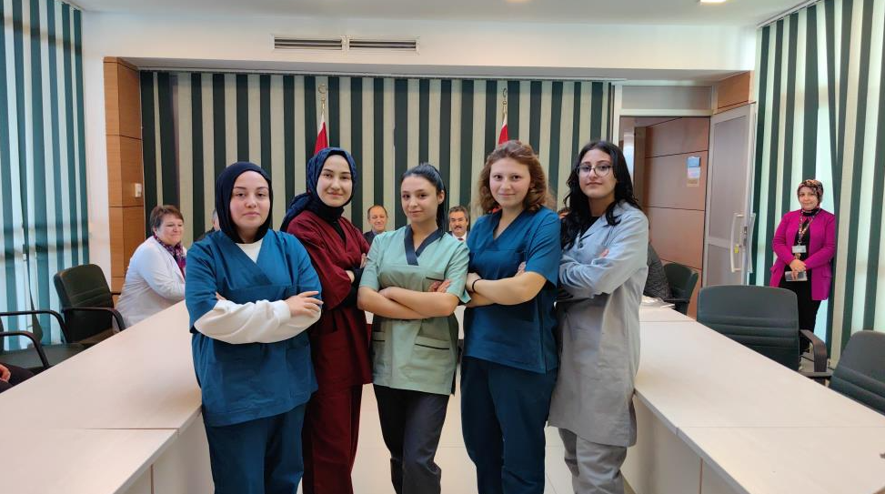 Tasarım Ve El Sanatları bölümlerinde eğitim gören 102 öğrenci, devlet