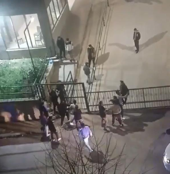 Bursa’da bir öğrenci yurdunun önünde gençler arasında çıkan kavgada tekme