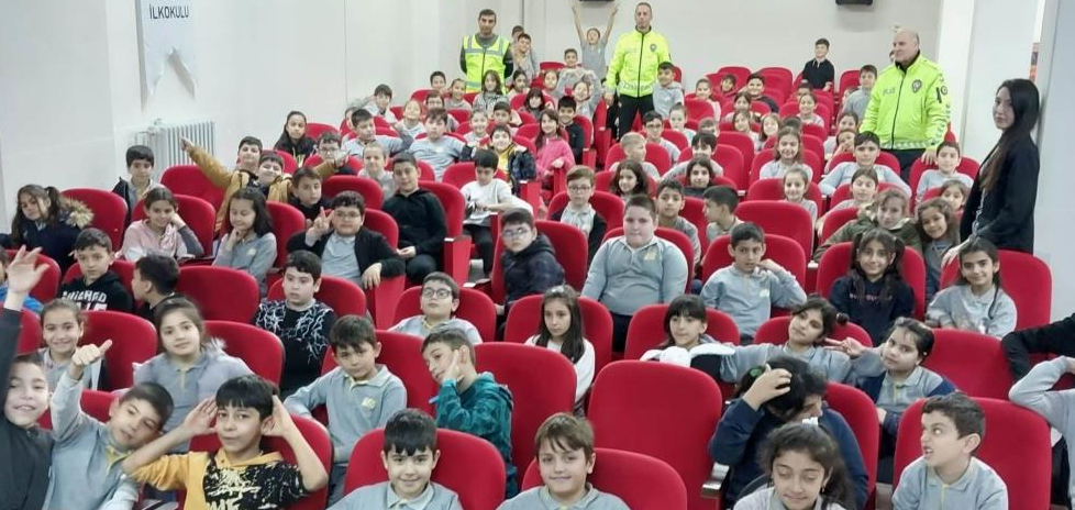 Yalova Altınova İlce Emniyet Müdürlüğü Trafik Denetleme Büro Amirliği, merkezdeki