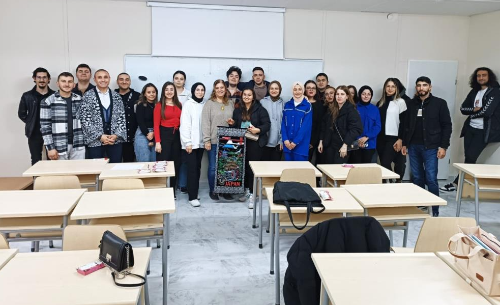 Öğrencilere ücretsiz Japonca kursu: Yoğun ilgi gösterdiler Kastamonu’nun İhsangazi ilçesinde ilk kez açılan Japonca dil kursuna üniversite