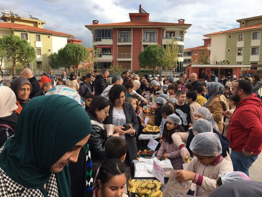 Edremit’te, Tutum Yatırım ve Türk Malları Haftası’nda Mimar Sinan İlkokulunun