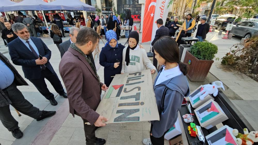Ortaokul öğrencilerinden Filistin’e yardım İsrail’in Gazze’de uyguladığı soykırımı dünyaya duyurmak ve Gazze halkına sahip