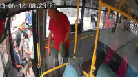 Kocaeli’nin Gebze ilçesinde 3 dakika bekleme süresi olduğunu söyleyerek otobüsü
