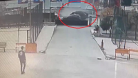 Diyarbakır’ın Kayapınar ilçesinde bir okulun önünde sürücüsünün kontrolünden çıkan otomobil,