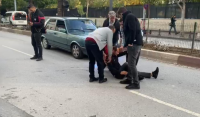 Antalya’nın Manavgat ilçesinde otomobilin bisiklete çarpması sonucu bisikletten yola savrulan