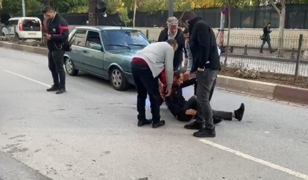 Antalya’nın Manavgat ilçesinde otomobilin bisiklete çarpması sonucu bisikletten yola savrulan