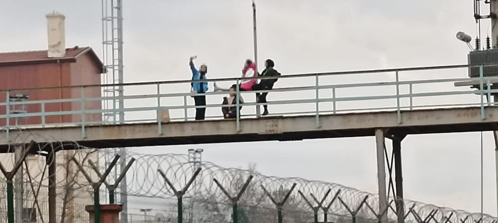 Batman’da gün içinde onlarca aracın geçtiği caddede bulunan demir yolu