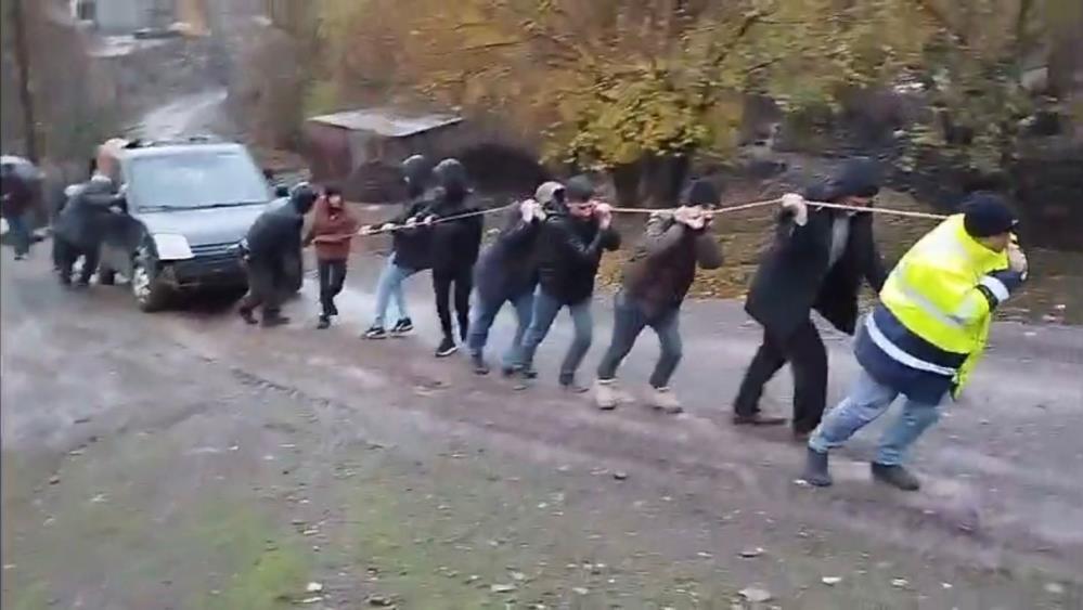 Şarampole yuvarlanan aracı 15 kişi 30 metreden halatla çekti Elazığ’da meydana gelen trafik kazasında hafif ticari araç, şarampole yuvarlandı.