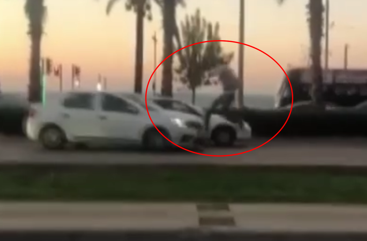 İzmir’in Konak ilçesinde sürücüsüyle tartıştığı seyir halindeki otomobilin üzerine atlayan