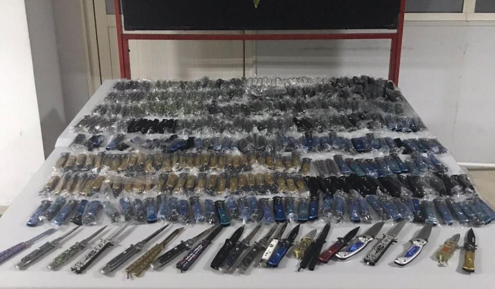 İzmir’in Karşıyaka ilçesindeki evinde bulundurduğu bıçakları, internetten satışa koyduğu belirlenen