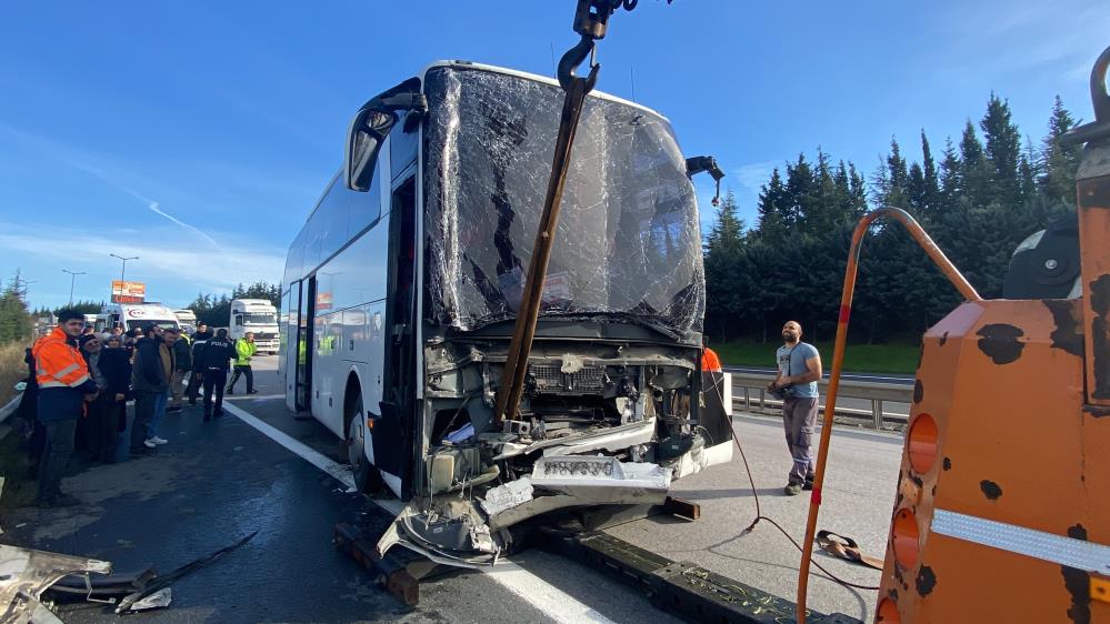 TEM’de yolcu otobüsü tıra çarptı: 13 yaralı Tem Otoyolu’nun Kocaeli geçişinde seyir halindeki yolcu otobüsünün, tıra arkadan