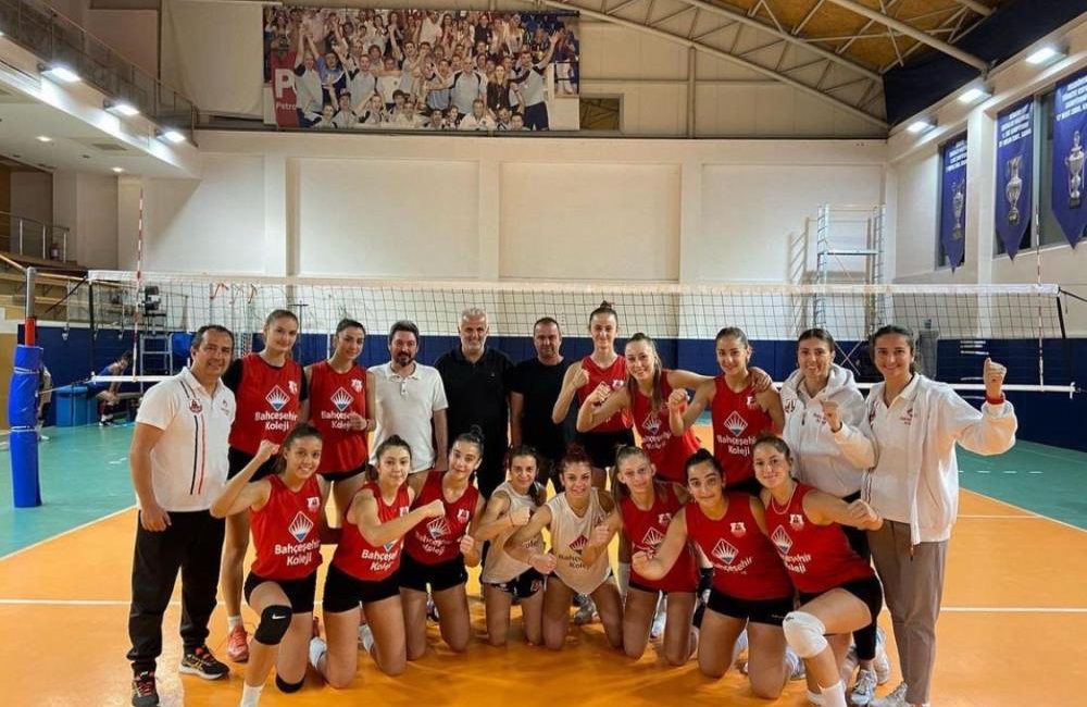 Ayvalık’da, başarılarıyla gündemde olan voleybolcu kızlar transfer döneminde büyük takımların