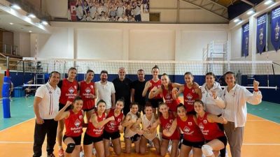 Ayvalık’da, başarılarıyla gündemde olan voleybolcu kızlar transfer döneminde büyük takımların