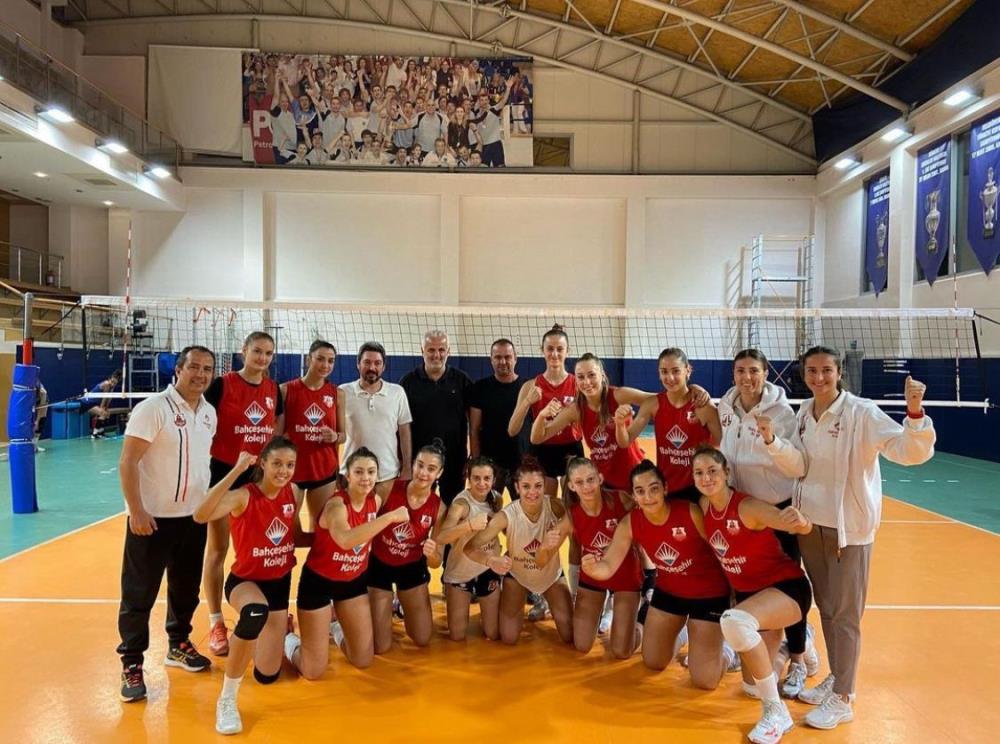 Ayvalık’da, başarılarıyla gündemde olan voleybolcu kızlar transfer döneminde büyük takımların