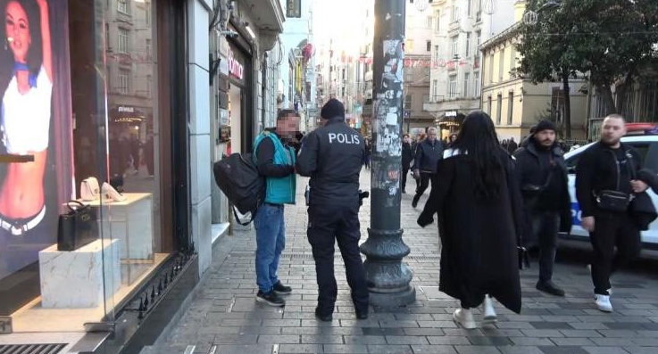 Taksim ve İstiklal Caddesi’nde Güven Timleri Şube Müdürlüğü polisleri, yüz
