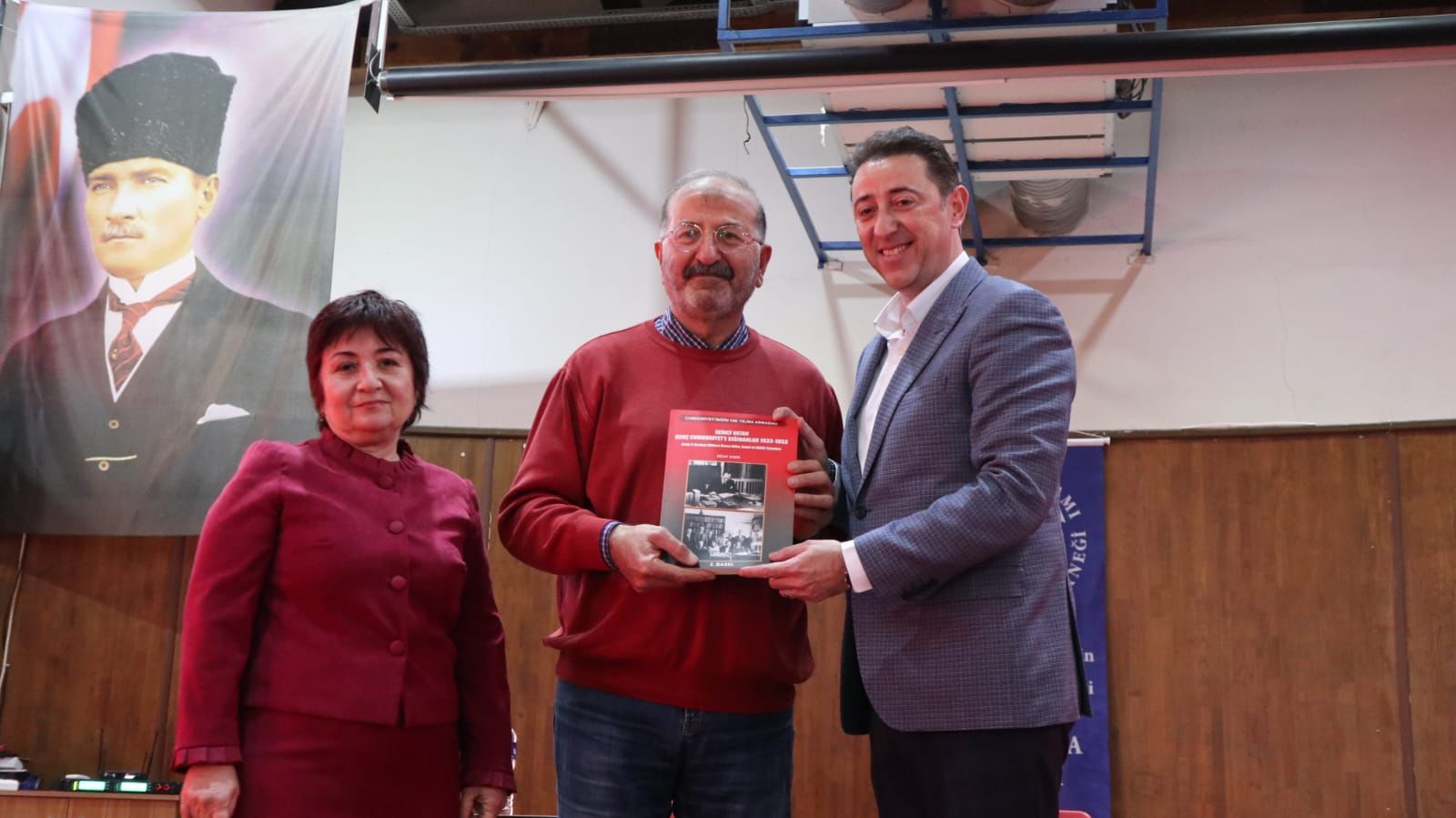 Tarihe ışık tutan kitap Bandırmalılarla buluştu Yazar Rifat Esen’in Cumhuriyet’in 100’üncü yılına armağan ettiği kitabı okurlarla