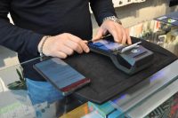 Eskişehir’de telefonculuk yapan Yiğit Aytekin, temassız ödemeler telefonlarda bulunan NFC