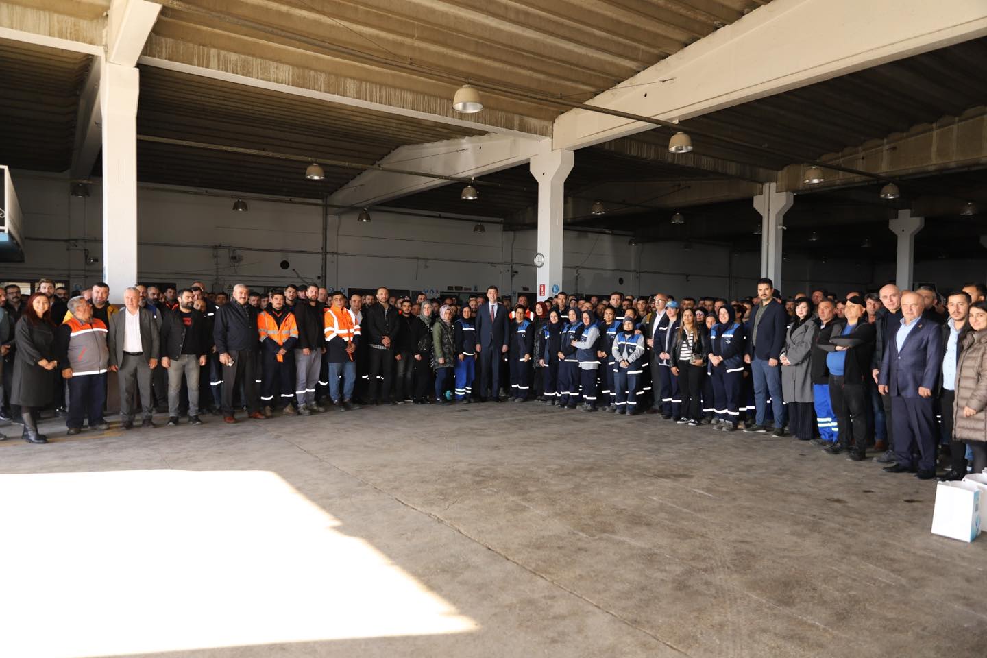 Bandırma Belediye Başkanı Tolga Tosun, yaklaşan yeni yıl öncesi belediye