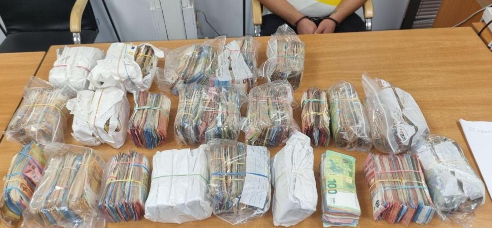 Bulgaristan’dan Türkiye’ye geçmek için Kapitan Andrevo Sınır Kapısı’na gelen araçlarda