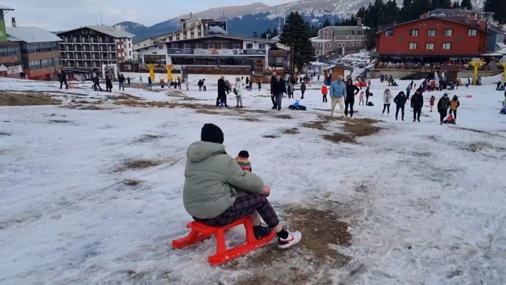 Kış turizminin önemli merkezlerinden Uludağ, hava sıcaklığının mevsim normallerinin üzerinde
