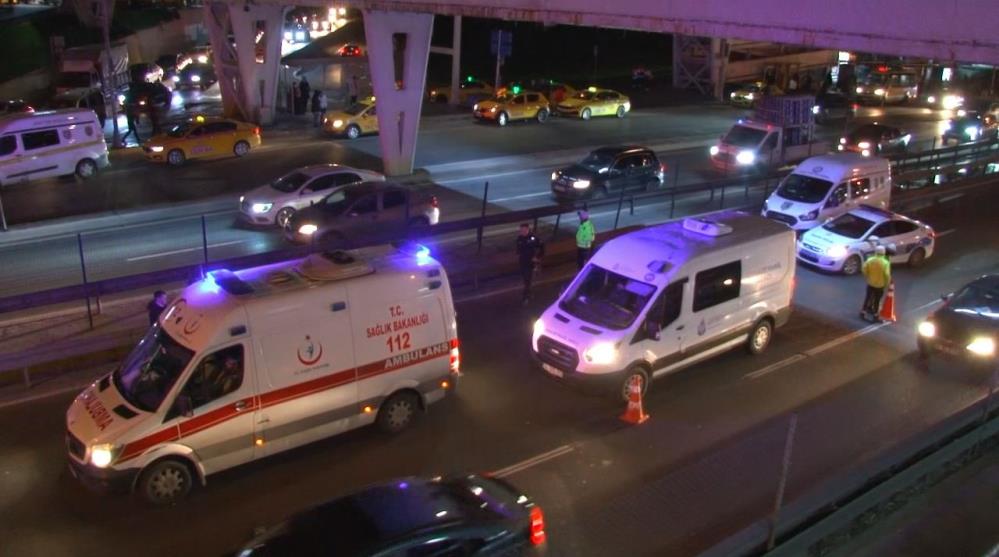 Yenibosna’da metrobüs üst geçidinden yola atlayan kadın olay yerinde hayatını