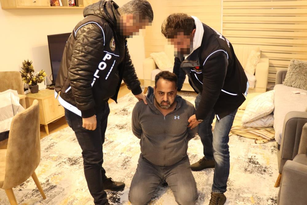 Uyuşturucu baronu MİT ve emniyetin ortak çalışmasıyla Mersin’de yakalandı Mersin’de MİT ve emniyetin yaptığı ortak operasyonla, ‘G-42’ koduyla aranan