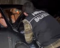 Ayvalık’ta polis narkotik birimlerinin inceleme yaptığı otomobilin motor kaputu altında