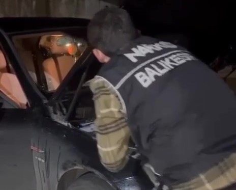 Ayvalık’ta polis narkotik birimlerinin inceleme yaptığı otomobilin motor kaputu altında