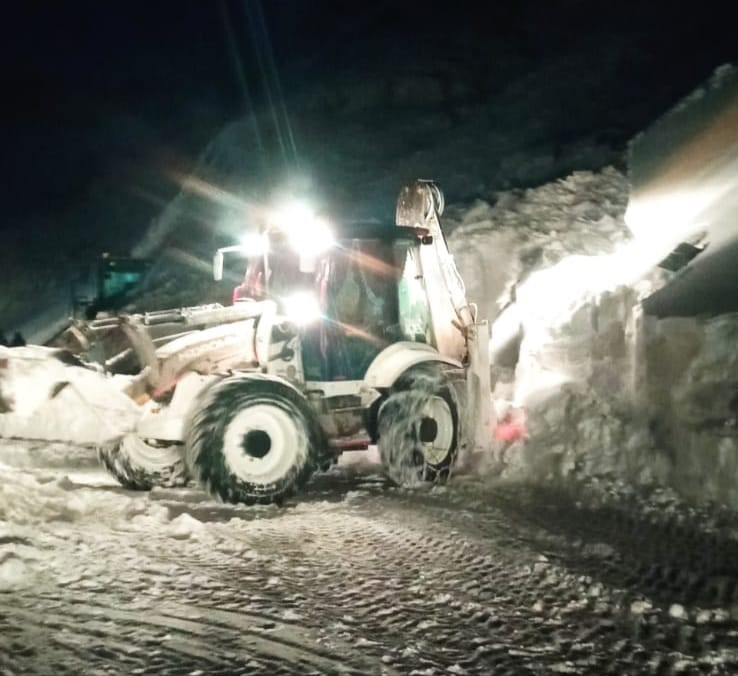 Van’da üzerine çığ düşen iş makinesi kurtarıldı Van’ın Saray ilçesinde yol açma çalışması yaptığı sırada üzerine çığ