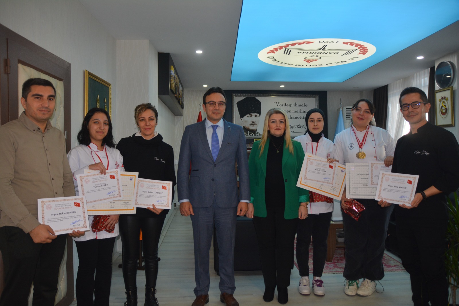 Yarışmadan madalyalarla dönen kız öğrenciler ödüllendirildi Bandırma Hafsa Sultan Mesleki ve Teknik Anadolu Lisesi öğrencileri, 20.