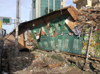 Levent’te 11 katlı binanın yıkımı esnasında bir kısmı yola doğru