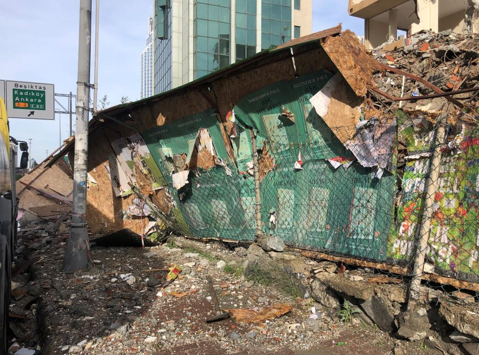 Levent’te 11 katlı binanın yıkımı esnasında bir kısmı yola doğru