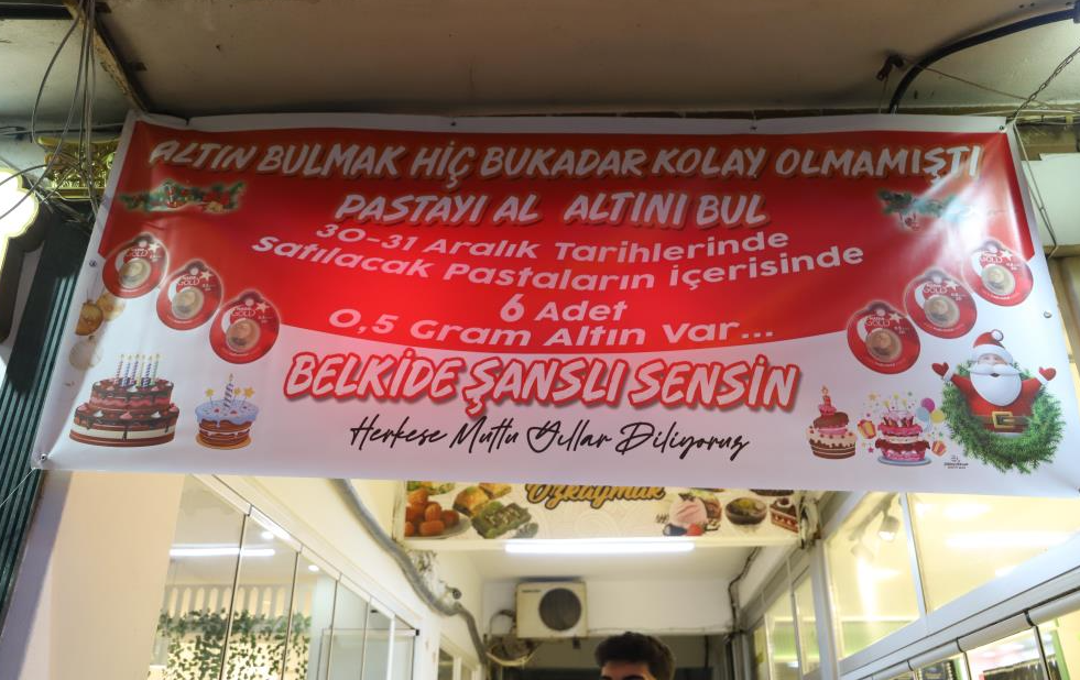 Hayrabolu ilçesinde bir pastane işletmecisi müşterilerine sürpriz yaparak bazı pastaların