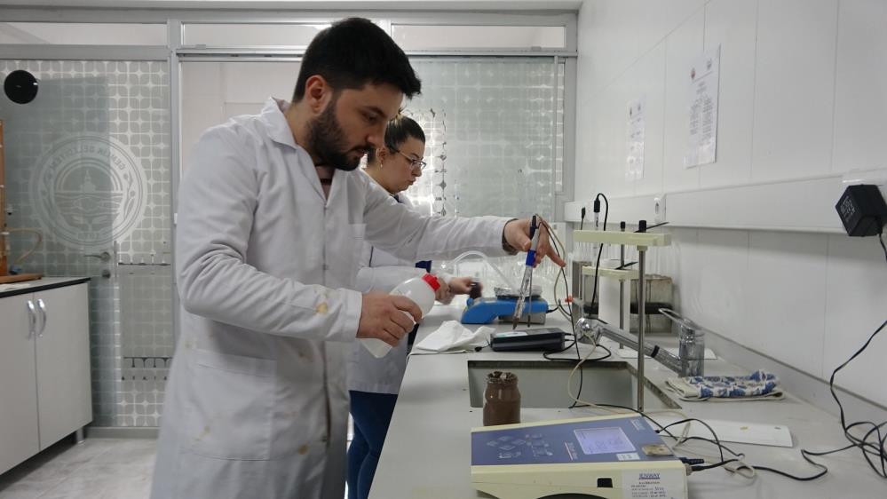 Zeytinin verimliliği için toprak analizleri başladı Gemlik Belediyesi başta zeytin üreticisi olmak üzere çiftçiler için kurduğu