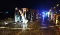 Afyonkarahisar’da aşırı yağmurda kontrolden çıkarak karşı şeride geçen midibüs devrildi.