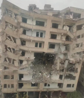 Diyarbakır’ın Bağlar ilçesindeki ağır hasarlı bina, korna eşliğinde yavaş yavaş