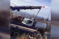 Ankara Şentepe’de belediyeye ait çöp kamyonu rampanın ıslak olması sonucu