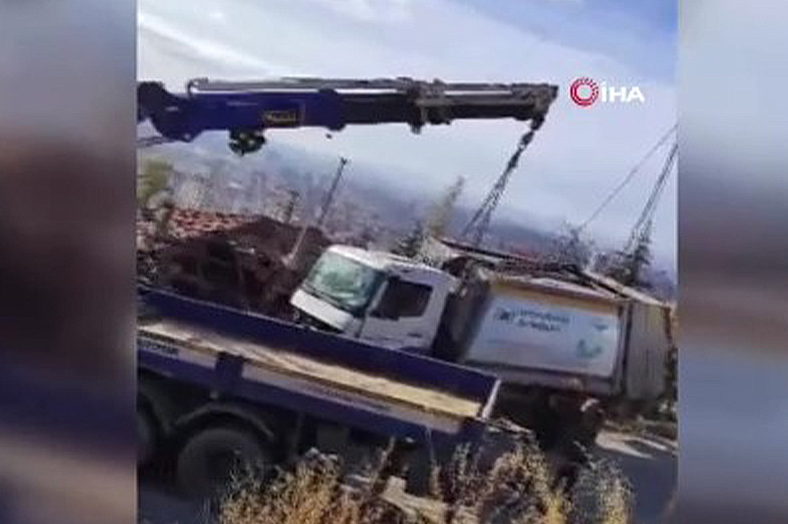 Ankara’da faciadan dönüldü Ankara Şentepe’de belediyeye ait çöp kamyonu rampanın ıslak olması sonucu