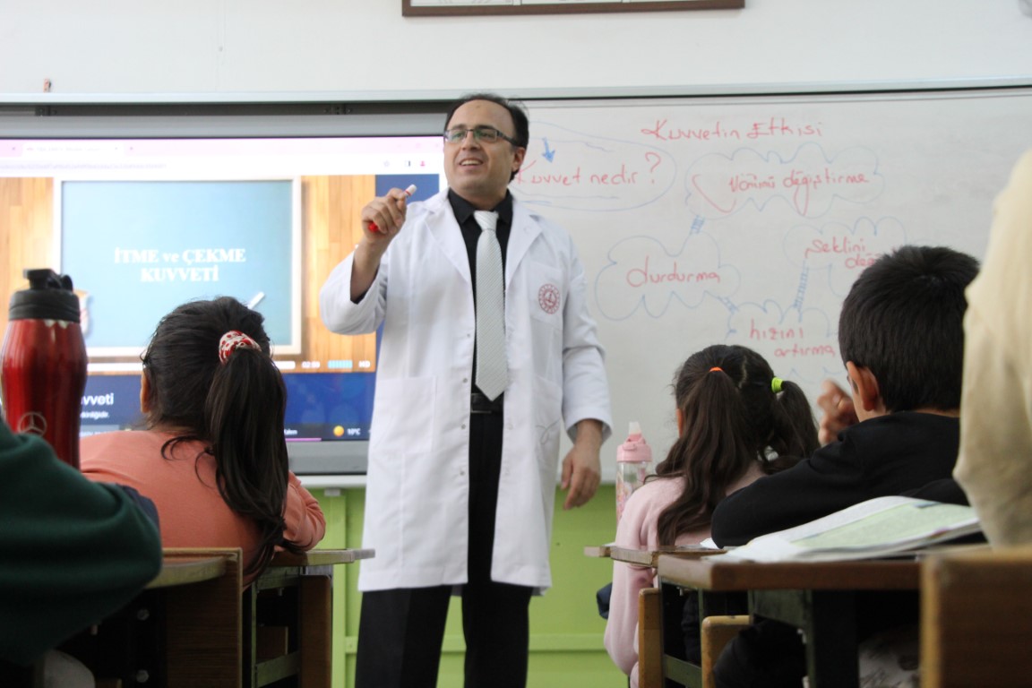 Boyu kısa diye neredeyse okula almayacaklardı Bingöl’de yıllar önce boyu kısa diye okula alınmakta tereddüt edilen