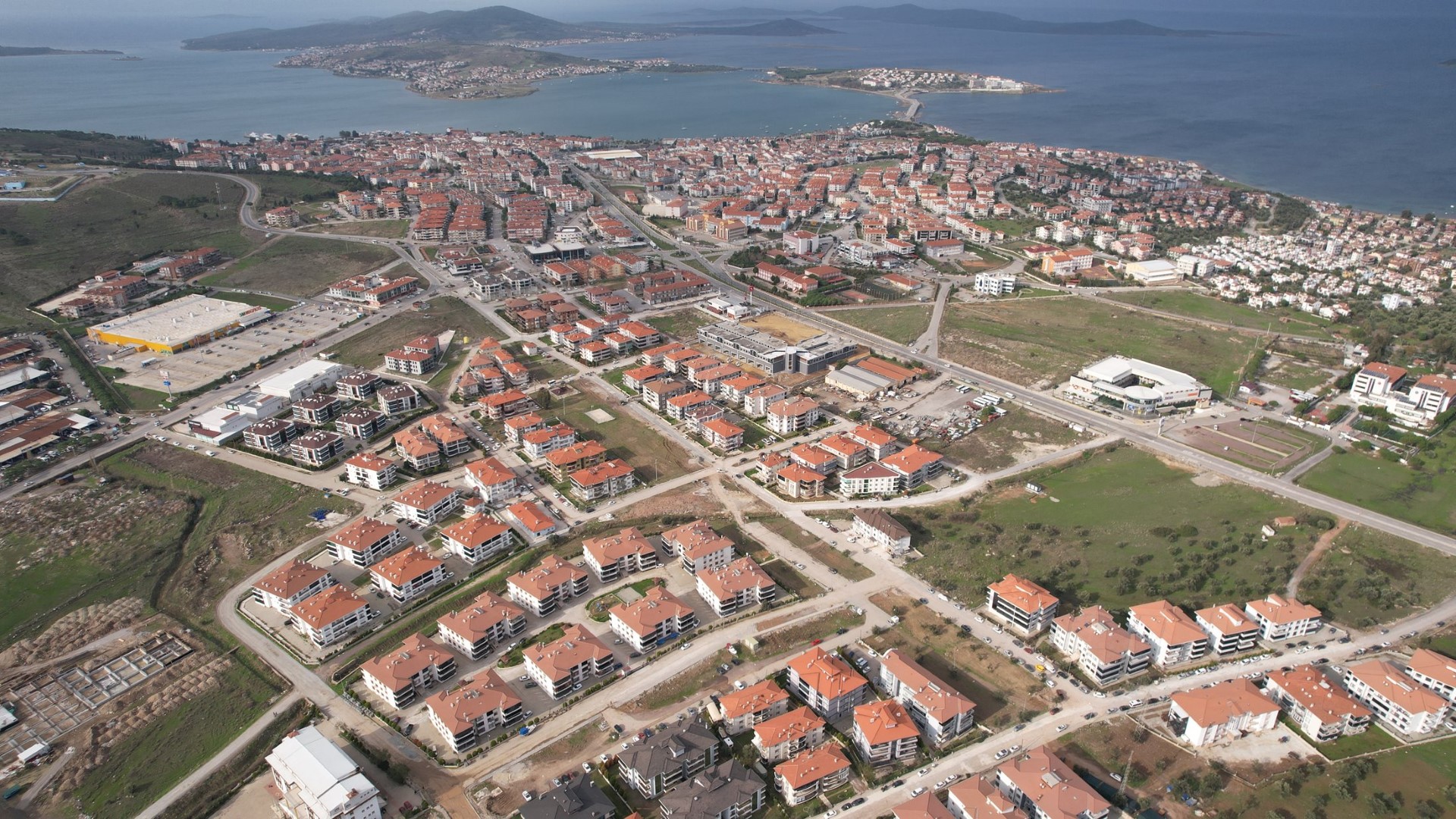 AYVALIK’TA DOĞALGAZIN YOLLARDA YARATTIĞI TAHRİBAT HIZLI BİR ŞEKİLDE ONARILIYOR Ayvalık Belediye Başkanı Mesut Ergin, doğalgaz borularının döşenmesi sırasında yollarda