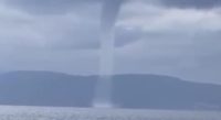 Ayvalık açıklarında akşam saatlerinde şiddetli yağış sırasında çıkan hortum balıkçılar