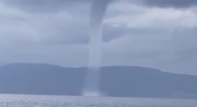 Ayvalık açıklarında akşam saatlerinde şiddetli yağış sırasında çıkan hortum balıkçılar