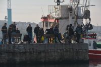 Bandırma’da hava sıcaklığının yükselmesiyle birlikte amatör balıkçılar, oltalarıyla güneşli havanın
