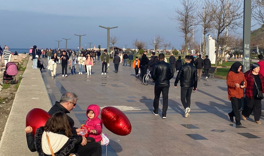 Bandırmalılar yılın son gününde güneşli havayı kaçırmadı 2023 yılının son gününde Bandırma sahil bandı ve parklar güneşli