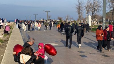 2023 yılının son gününde Bandırma sahil bandı ve parklar güneşli
