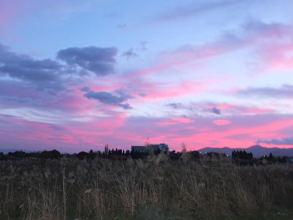 Burhaniye ilçesinde, güneşin doğuşu