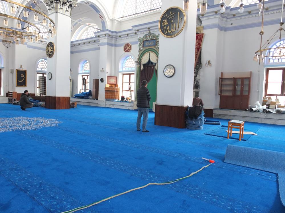 Burhaniye’de tarihi camiye hayırsever güzelliği Burhaniye ilçesinde, tarihi Kocacamide halılar hayırseverlerin yardımı ile yenilendi. Manisa’nın
