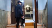 Bursa’da arkadaşıyla parkta dolaşan genç çocuk, bulduğu para dolu çantayı