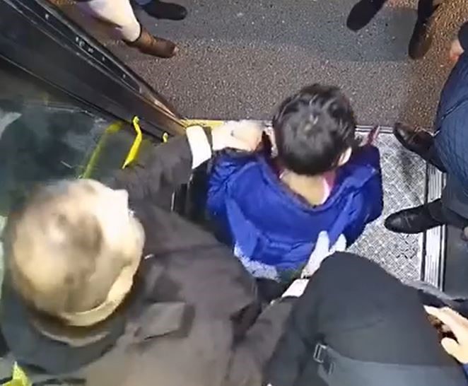 İstanbul’da küçük çocuk ailesi tarafından İETT otobüsünde unutuldu İstanbul Küçükçekmece’de bir aile küçük çocuğunu İETT otobüsünde unuttu. Çocuğun